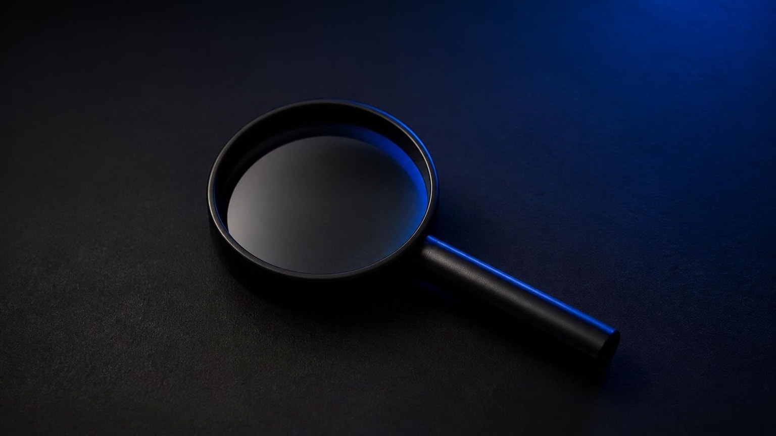 loupe posee sur un bureau sombre